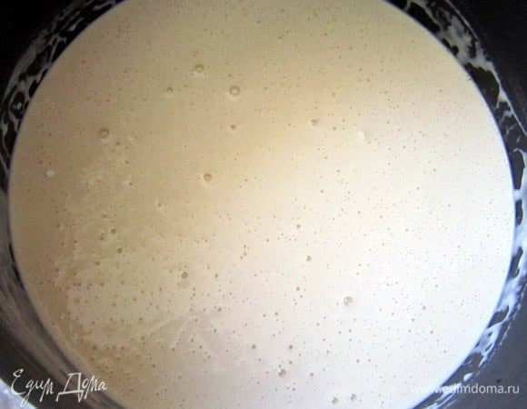 Добавляем яйцо, соль, сахар, растопленное сливочное масло, постепенно и попеременно вводим муку, молоко. Тщательно размешиваем, чтобы не было комочков. Накрываем кастрюлю чистым полотенцем и ставим в теплое место на 3-4 часа. За это время необходимо раза 2-3 перемешать тесто.