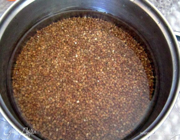 Пока готовится тесто подготавливаем начинку.
Хорошо промыть гречневую крупу и отварить в подсоленной воде до готовности.