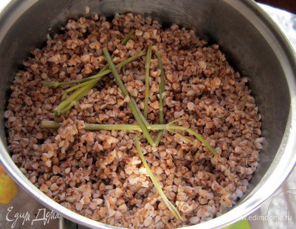 За 5 мин до окончания варки можно добавить веточку или стебли петрушки, укропа, а потом их вынуть.
