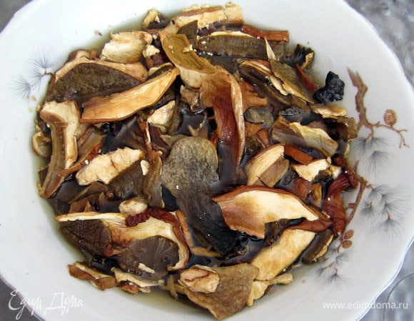 Сухие грибы на 40- 60 мин замочить в теплой воде. Воду слить.
Грибы мелко порезать.
