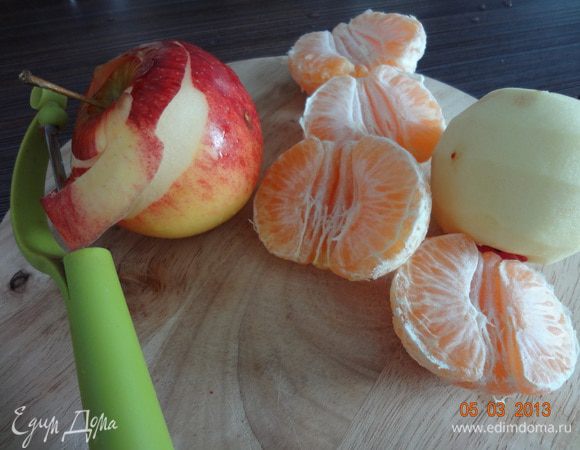 Очистить яблоки от кожуры, разрезать пополам, удалить сердцевину, мандарины также почистить.