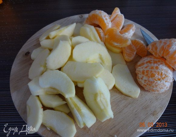 Яблоки нарезать ломтиками, мандарины разобрать на дольки и удалить белые прожилки.