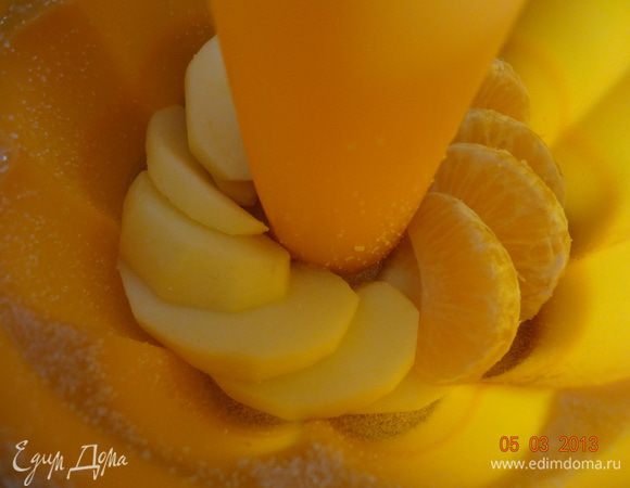 Форму смазать маслом и посыпать манкой, выкладывать поочередно фрукты и тесто, пока не заполнится форма.