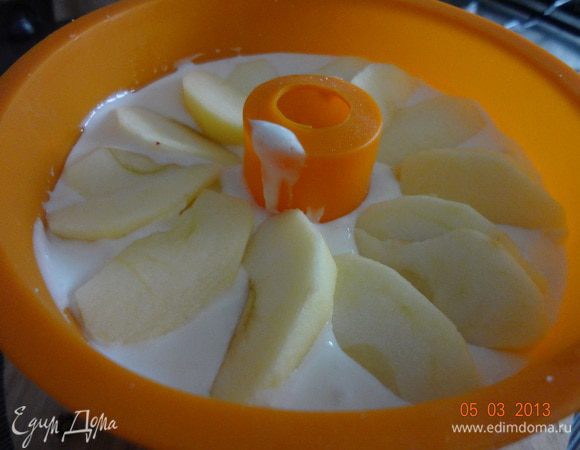 На верх я положила яблоки и посыпала сахаром. Ставим в разогретую до 180 С духовку на 40-45 минут, до зарумянивания. 