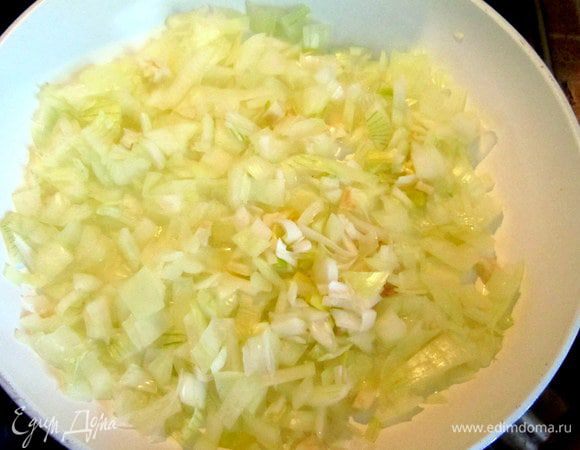 Мелко порезать лук, слегка подрумянить в сковороде на сливочном масле (можно добавить немного растительного).