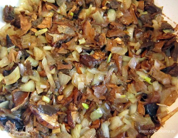Добавить порезанные грибы и всё вместе протушить до готовности. Подсолить, по-желанию можно добавить грибную приправу.