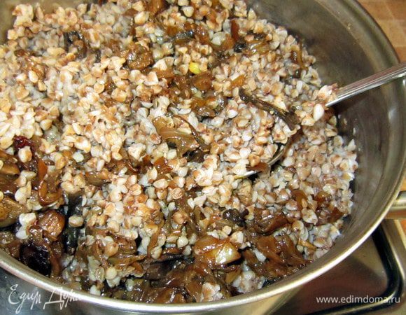 Готовую грибную начинку перемешать с гречневой кашей.