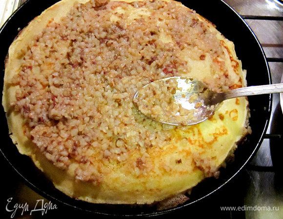 Сложить готовые блины в форму для выпекания или сковороду, перекладывая их слоем начинки. Полученный каравай смазать маслом и на 15 мин поставить в нагретую до 220 гр духовку.