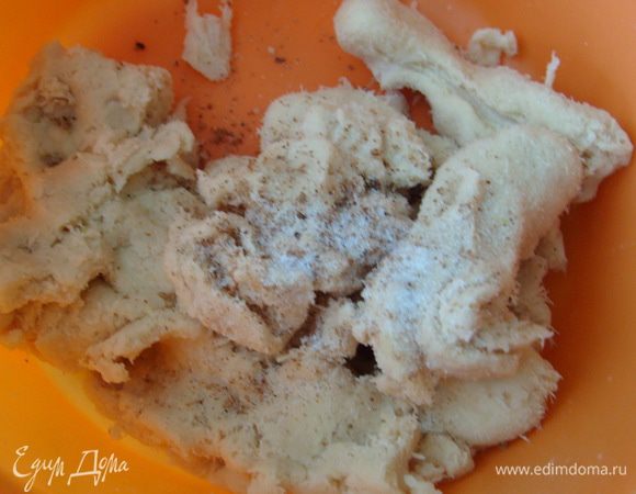 Перемешайте картофельную массу и отожмите ее через марлю. В отжатую картофельную массу добавьте яйцо, соль, мускатный орех.