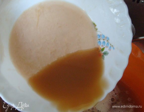 Отжатый картофельный сок не выливайте, а оставьте на некоторое время в миске. Через 2 минуты из миски слейте сок, на дне останется слой крахмала.