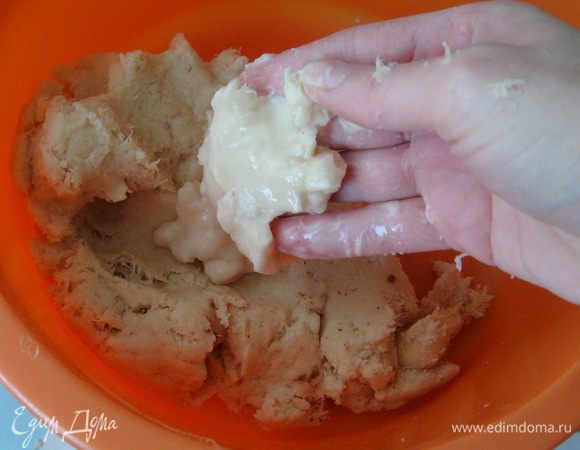 Добавьте отстаявшийся крахмал к картофельной массе. Можно положить также 1 ст. л. картофельного крахмала.