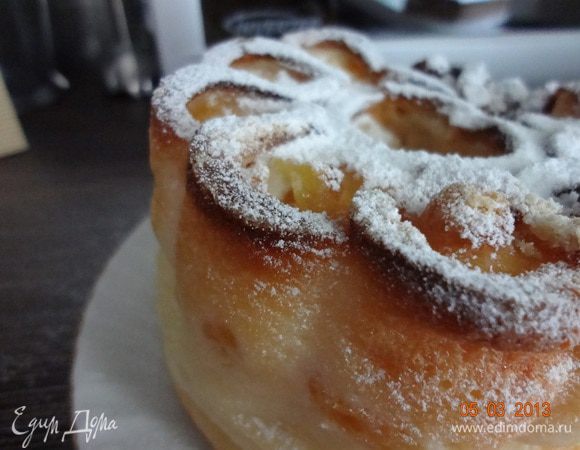 Запеканку нужно полностью остудить, т.к. она очень нежная и может развалиться при нарезании. Если форма керамическая, можно разрезать в ней.