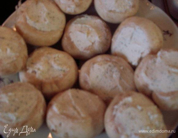 Безжалостно отрываем ножки у шампиньонов (в этом рецепте они нам не пригодятся) и наполняем грибы сыром.