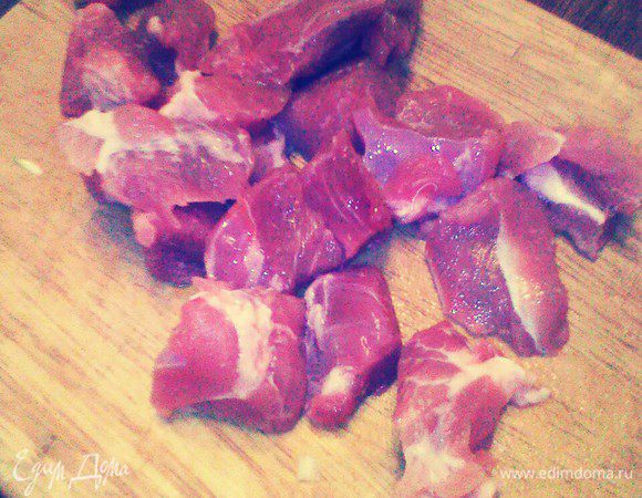 Мясо промыть, нарезать кубиками. 