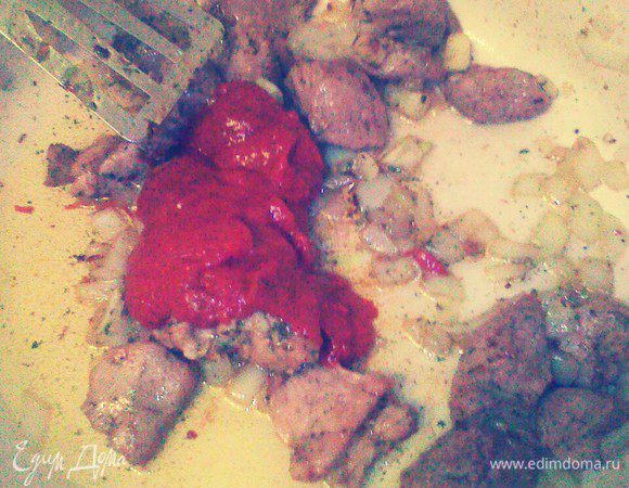 Добавить томатную пасту, сахар, соль. Тушить 5 минут. 