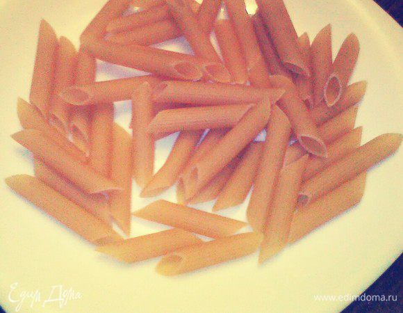 Лапшу пенне сварить. Пенне - то-же самое, что и обыкновенные перья. Только, длиннее. 