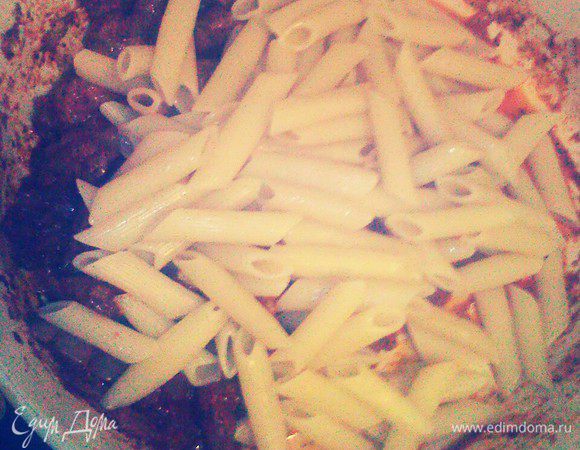 Готовую лапшу добавить в томатный соус. Перемешать.