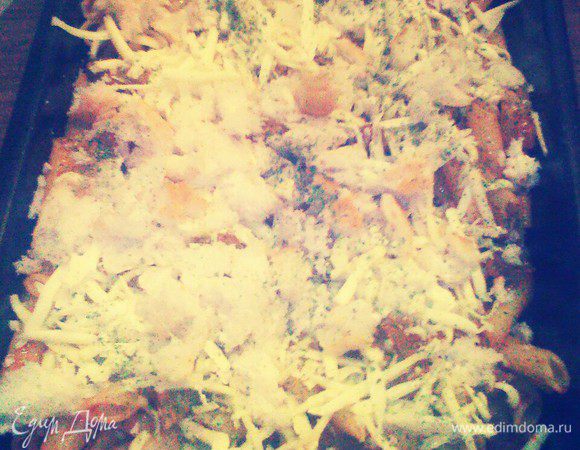 В форму выложить лапшу, посыпать моцареллой, хлебом, зеленью. В духовку на 15 минут (200 гр.).