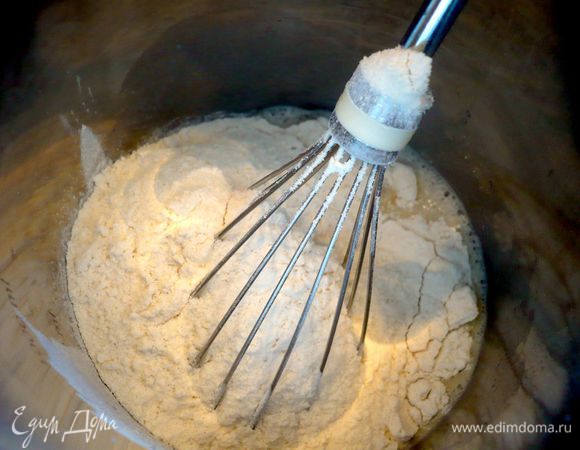 Сначала поставим вариться рис. Теперь приготовим тесто по рецептуре писателя Ивана Гончарова (из книги рецептов русских авторов, с пирогом Антона Павловича я уже как-то Вас знакомила). Для этого смешаем яйца  с теплым молоком, сахаром и солью. Добавим половину муки, все хорошенько перемешаем венчиком. 