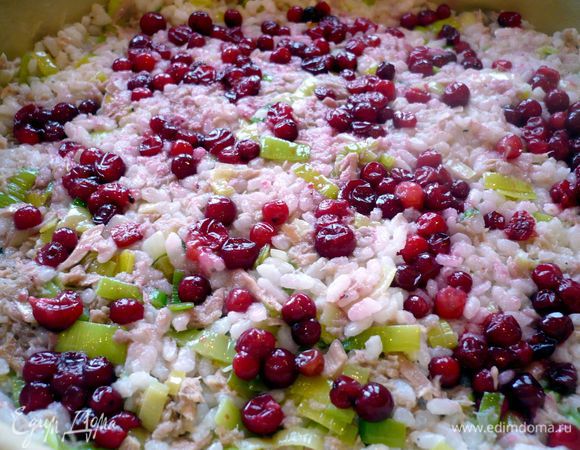 Сверху выкладываем начинку, на нее бруснику. Накрываем вторым пластом теста, лишнее тесто обрезаем, соединяем края двух пластов и при помощи вилки скрепляем их.