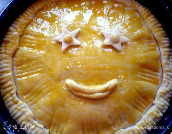 Украшаем пирог по нашему желанию, используя белок, затем смазываем верхушку желтком. Ставим в духовку на 30 минут. 