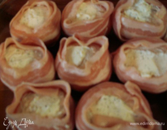 Каждый грибок оборачиваем беконом и укладываем плотно грибы в форму. Ставим в духовку на 25 минут.
