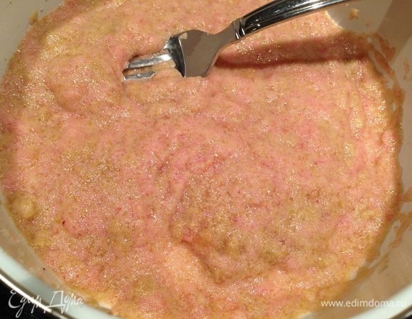 Икру освободить от пленок. Для этого можно слегка размять ее вилкой и убрать отделившиеся пленки...