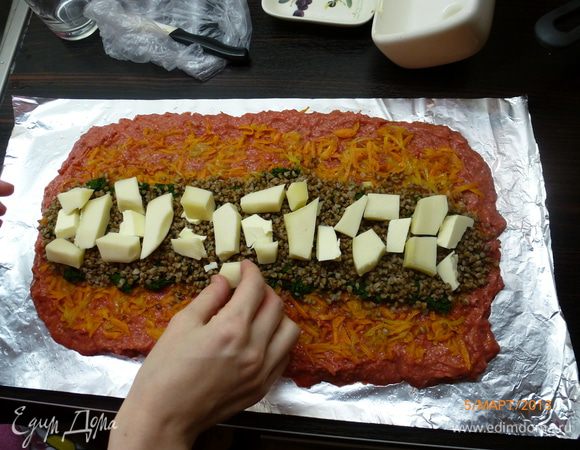 У меня пропадала отварная гречка, поэтому она пошла следующим слоем. На гречку выложила кусочками сливочное масло, чтобы не было сухо. Добавила  порезанный брусочками сыр, у меня была моцарелла для пиццы. Начинка готова!