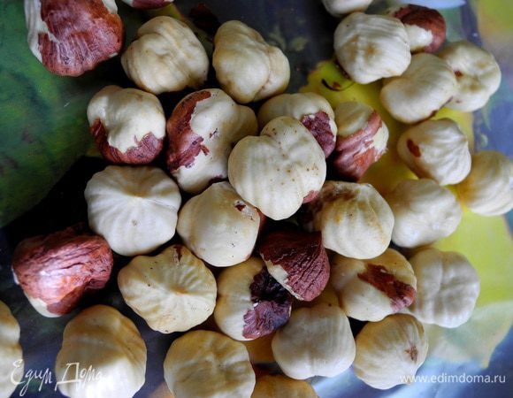 Готовим: Орехи обжарить в духовке в течение 5-10 мин. при t 180С. Остудить. Порубить крупно.

