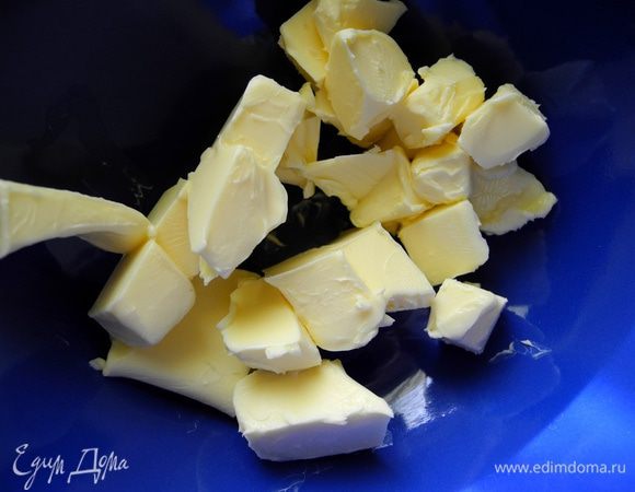 Масло порезать маленькими кусочками. Разделить на 2 части (по 50 г).