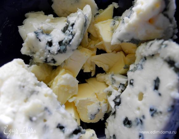 Рокфор и одну часть масла хорошо размять вилкой до получения однородной массы. Добавить орехи. Перемешать.