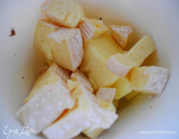 Бри и вторую часть масла измельчить с помощью блендера, добавить черную смородину (сушеную клюкву, изюм). Перемешать.

