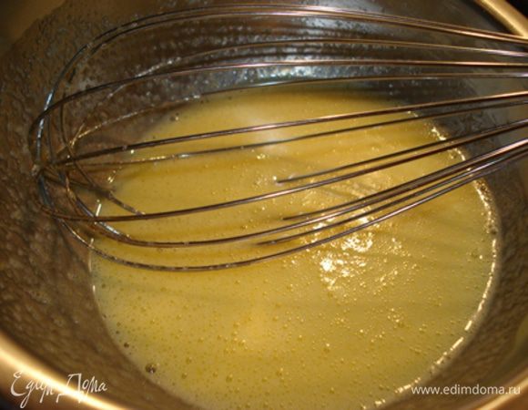 Сначала сделаем курд. Яйца растереть с сахаром. Поставить нa средний огонь постоянно помешивая. Когда сахар начнет растворяться,добавить сок и цедру. Довести до легкого кипения.