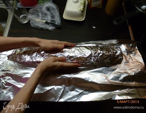 Рулет свернуть, концы запечатать фаршем, чтобы начинка не вылезала. Запекала прямо в фольге первые 30 минут при температуре 220С. Потом фольгу раскрыла и запекала до румяной корочки - это еще примерно 20 мин.