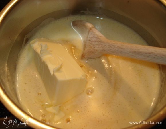 Соединить горячий крем с маслом.

