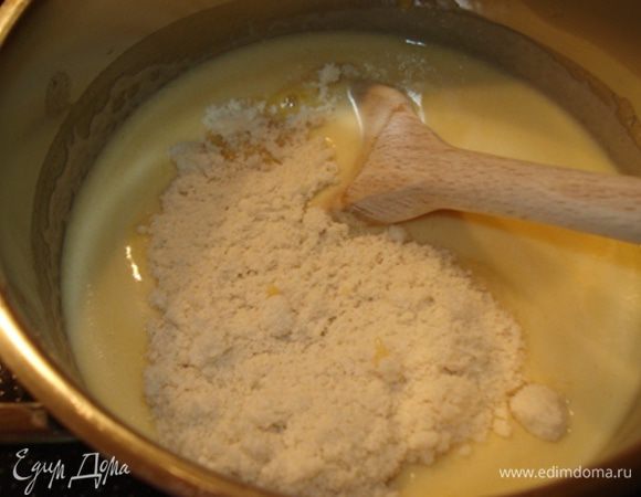 Вмешать миндальную муку. Дать крему полностью остыть, перелить в баночку и хранить  в холодильнике.