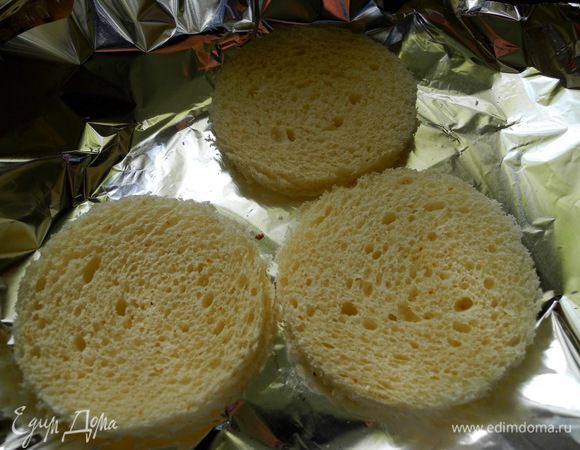 Из тостов вырезать круги нужного диаметра (я вырезала формой из консервной банки, спасибо девчонкам с сайта за идею сделать сервировочное кольцо из банки).