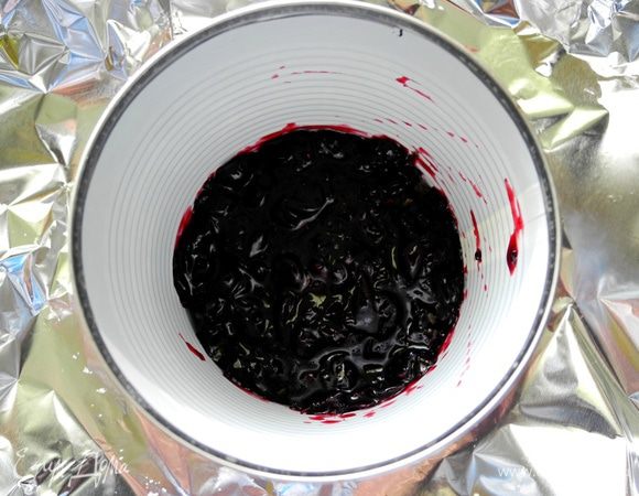 На него выложить 2 столовые  ложки джема (без верха).