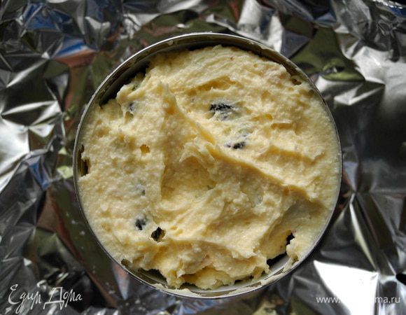 Положить второй круг хлеба, прижать. На него выложить еще 2 ложки джема с розмарином  и слой сырной массы из бри. 