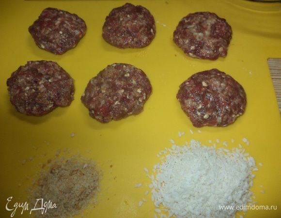 Из фарша, кусочка замоченной предварительно булочки, яйца соли и немного геркулеса (пришлось добавить, яйцо оказалось большим для такого количества фарша!) формируем котлетки и приготовим панировку из кокосовой стружки НЕСЛАДКОЙ, у меня еще и немного простых сухарей, на случай если мужу не понравится!!!!