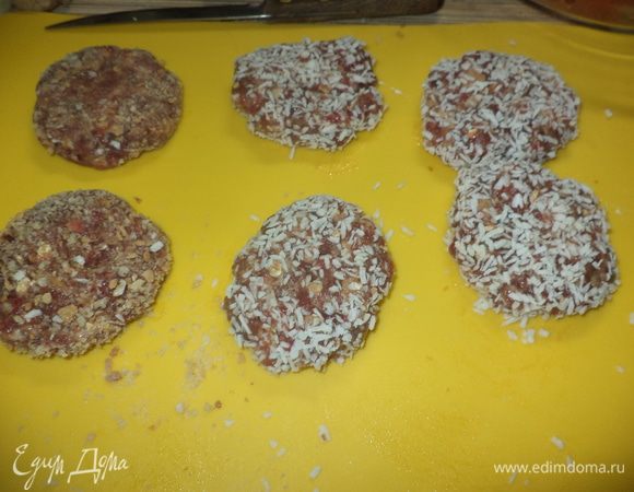 Панируем котлетки в стружке