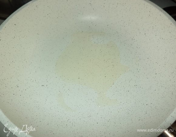 В сковороду нальем немного масла