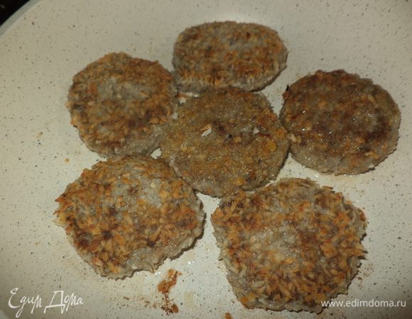 Обжарим с обеих сторон, кто любит и может себе позволить корочку, можно просто  проготовить и не идти на следующий шаг - будет очень вкусно, но у нас в доме полудиетическое питание и мы идем дальше....