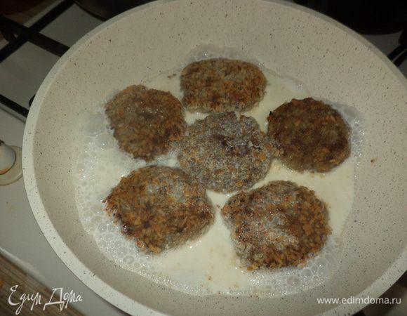 Зальем котлетки сливками, накроем крышкой и потушим  минут 30, при необходимости добавим сливки или молоко или просто воду, если хотите чтобы получился соус!