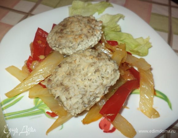 Котлетки готовы, а на гарнир муж ел гречку, а вот я припустила для себя фенхель, перец болгарский и чили, лук репчатый, соль и немного коричневого сахара - вкусно получилось невероятно! Я последнее время впечатлилась фенхелем и частенько использовала припущенным с сахарком в салатах, а вот сегодня как полноценный гарнир!!!! Рекомендую, очень вкусно!!!