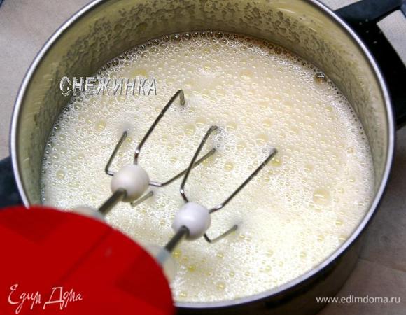 Приготовим бисквит. Для этого взбиваем миксером в пышную пену яйца с сахаром.