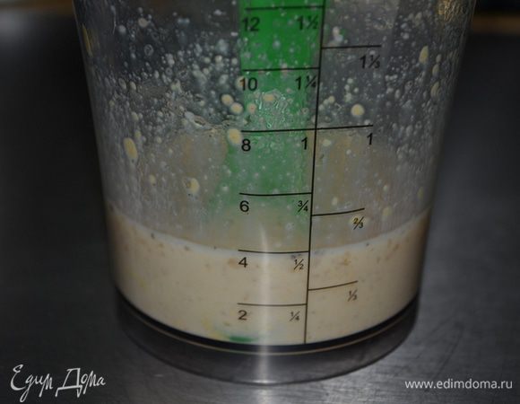 Смешать 1/4 стакана бульона с молоком,мукой и горчицей,солью и перцем.