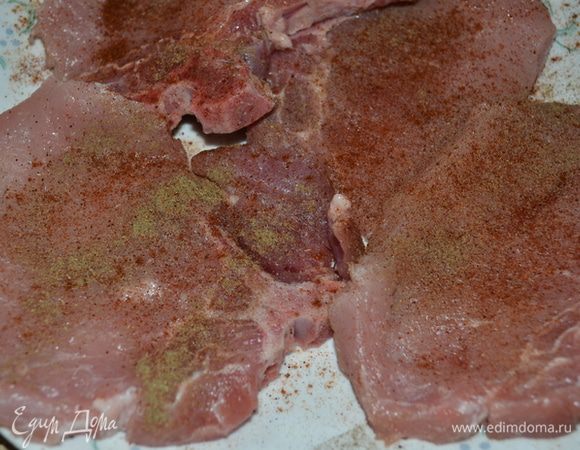 Свиные котлеты посыпать паприкой и тимьяном с обеих сторон.