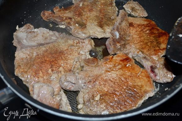 Разогреть на сковороде на средне-высоком огне растительное масло. выложить наши свиные котлеты и обжарить по 2 мин. каждая сторона. Затем снять со сковороды на тарелку.
