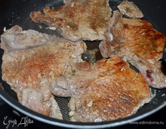 Разогреть на сковороде на средне-высоком огне  растительное масло. выложить наши свиные котлеты и обжарить по 2 мин. каждая сторона.
Затем снять со сковороды на тарелку.